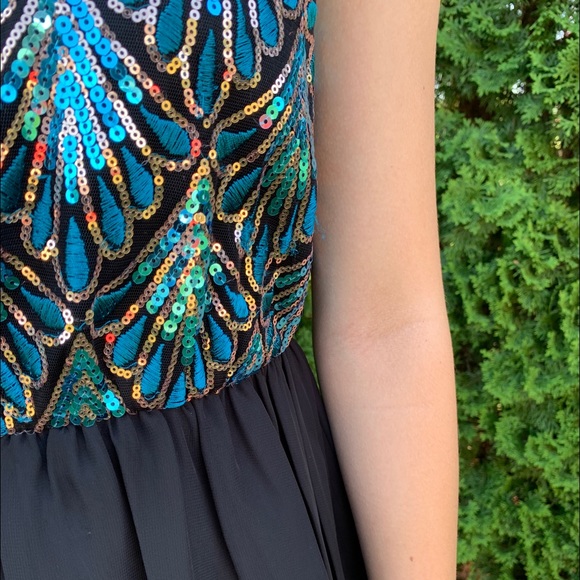 Short Black and Patterned Formal Dress - Picture 4 of 4